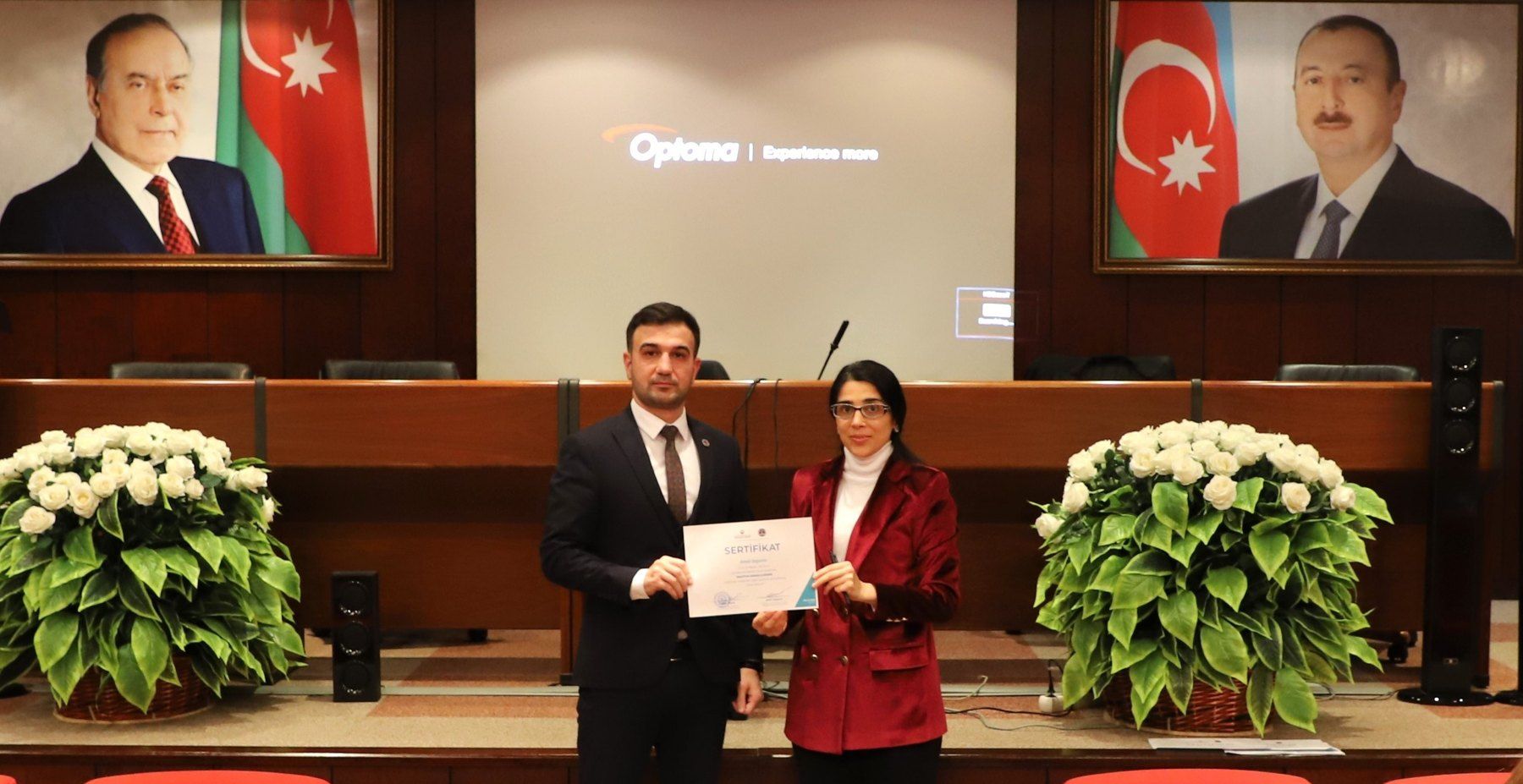 Amid Əsgərov Mərkəzi Bankın tədbirində sertifikat alır